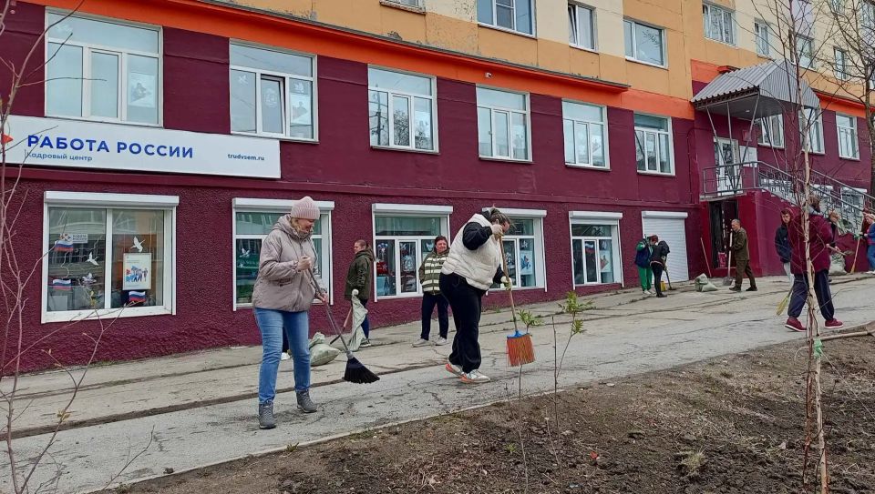В преддверии Дня России в разных регионах России традиционно проходят субботники, направленные на благоустройство территорий, наведение порядка и подготовку к празднованию В преддверии Дня России в разных регионах России традиционно проходят субботники, направленные на благоустройство территорий, наведение порядка и подготовку к празднованию