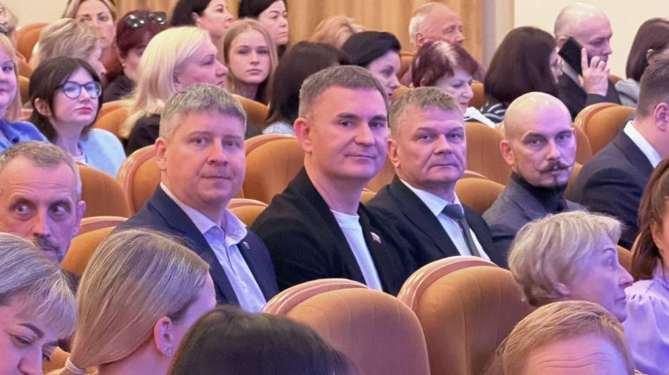 Депутаты Магаданской городской Думы приняли участие в праздничном концерте, посвящённом Дню России Депутаты Магаданской городской Думы приняли участие в праздничном концерте, посвящённом Дню России