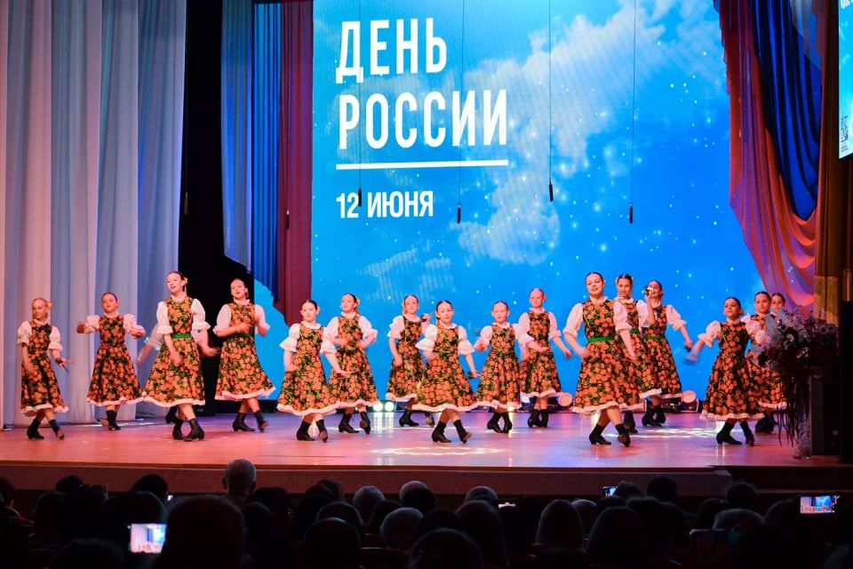 В преддверии Дня России в Центре культуры прошел праздничный концерт В преддверии Дня России в Центре культуры прошел праздничный концерт