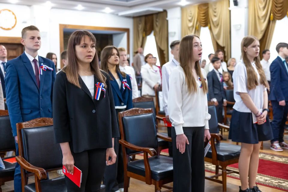 В День России юным колымчанам вручили паспорта граждан РФ В День России юным колымчанам вручили паспорта граждан РФ