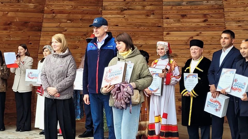 В День России этнопарк «Дюкча» стал площадкой для ежегодного регионального межнационального фестиваля «Территория дружбы» В День России этнопарк «Дюкча» стал площадкой для ежегодного регионального межнационального фестиваля «Территория дружбы»