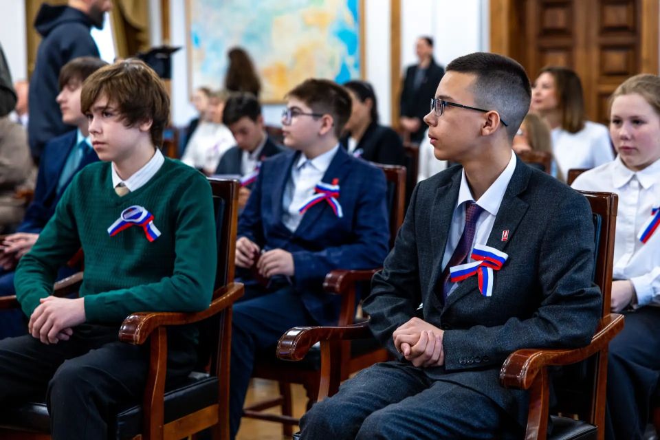 В День России юным колымчанам вручили паспорта граждан РФ В День России юным колымчанам вручили паспорта граждан РФ