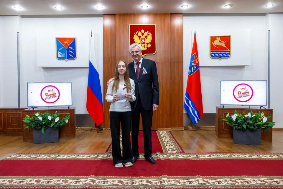 В День России юным колымчанам вручили паспорта граждан РФ В День России юным колымчанам вручили паспорта граждан РФ