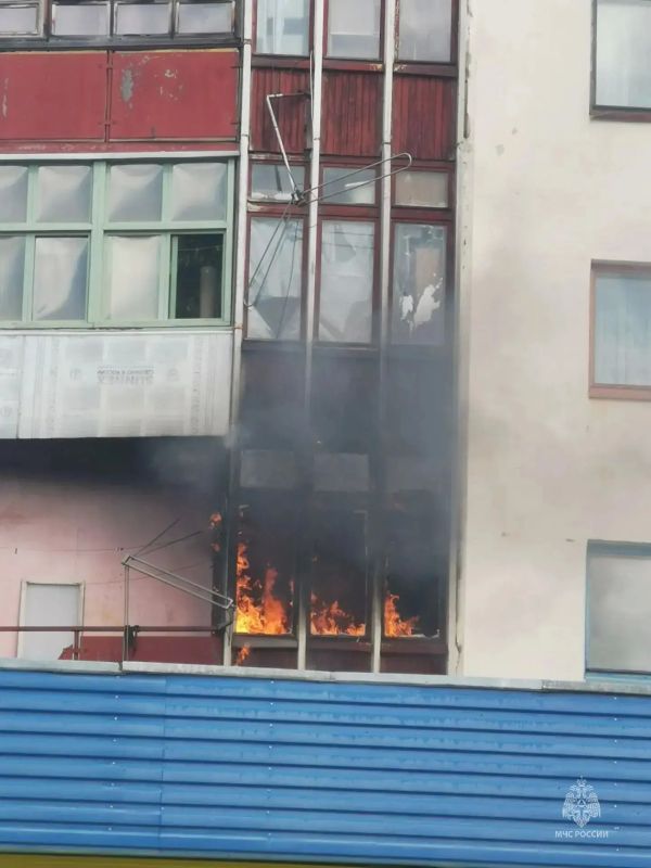 18 человек эвакуированы из горящей девятиэтажки в поселке Синегорье 18 человек эвакуированы из горящей девятиэтажки в поселке Синегорье
