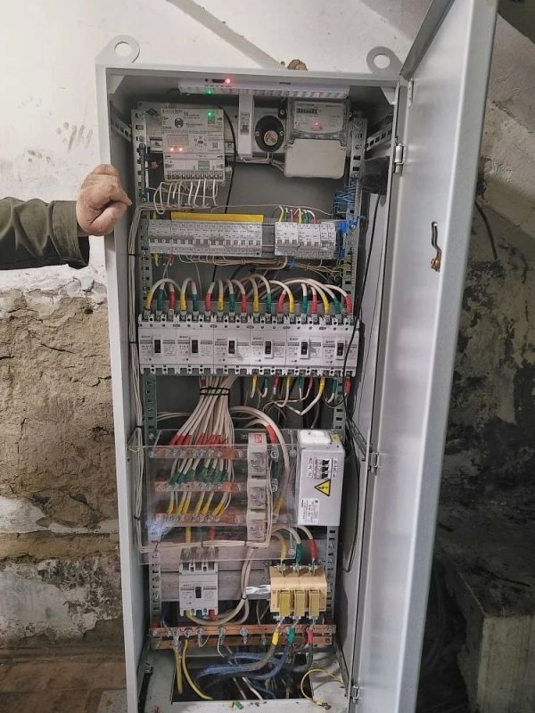 Сотрудники регионального минстроя приняли участие в комиссионной приемке работ по капитальному ремонту системы электроснабжения многоквартирного жилого дома в поселке Уптар, по улице Центральная, д. 29 Сотрудники регионального минстроя приняли участие в комиссионной приемке работ по капитальному ремонту системы электроснабжения многоквартирного жилого дома в поселке Уптар, по улице Центральная, д. 29