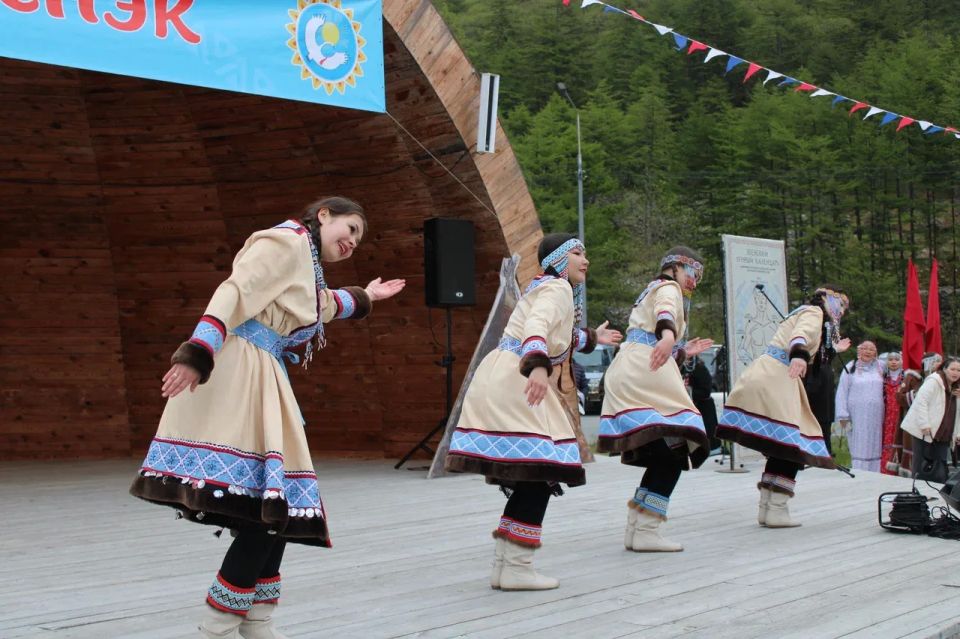 Вековые обряды и северное многоборье ждали магаданцев на традиционном празднике Хэбденэк Вековые обряды и северное многоборье ждали магаданцев на традиционном празднике Хэбденэк