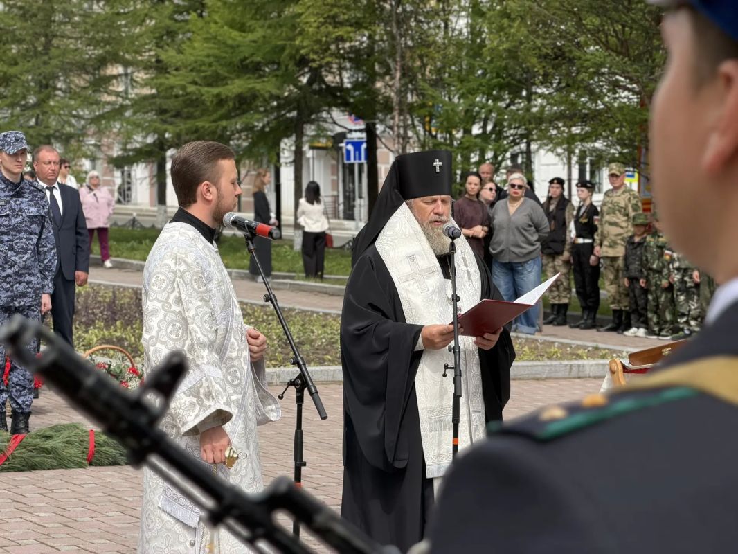22 июня в Магадане полицейские и общественники возложили цветы к монументу «Узел памяти» 22 июня в Магадане полицейские и общественники возложили цветы к монументу «Узел памяти»