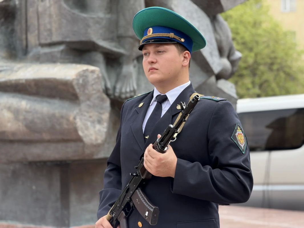 22 июня в Магадане полицейские и общественники возложили цветы к монументу «Узел памяти» 22 июня в Магадане полицейские и общественники возложили цветы к монументу «Узел памяти»