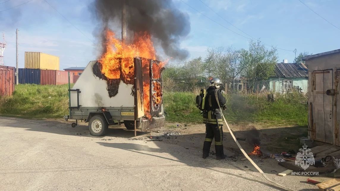 Автомобильный прицеп загорелся поутру в Магадане Автомобильный прицеп загорелся поутру в Магадане