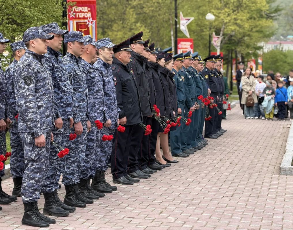 22 июня в Магадане полицейские и общественники возложили цветы к монументу «Узел памяти» 22 июня в Магадане полицейские и общественники возложили цветы к монументу «Узел памяти»