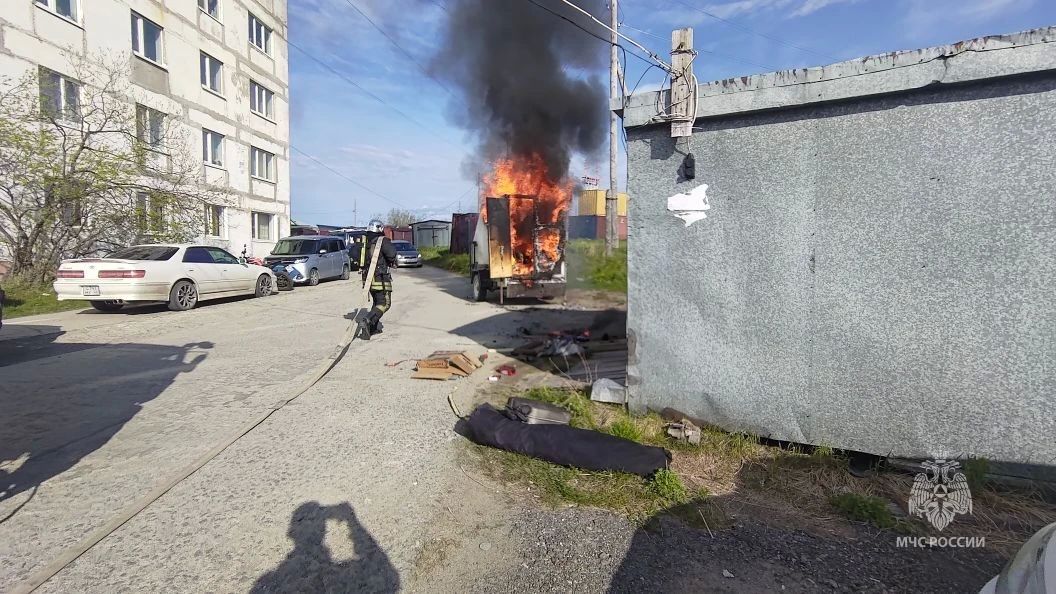 Автомобильный прицеп загорелся поутру в Магадане Автомобильный прицеп загорелся поутру в Магадане
