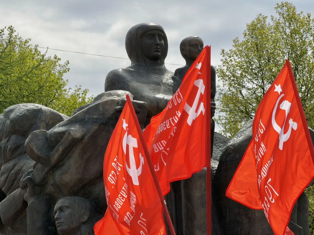 22 июня в Магадане полицейские и общественники возложили цветы к монументу «Узел памяти» 22 июня в Магадане полицейские и общественники возложили цветы к монументу «Узел памяти»