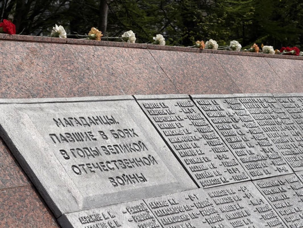 22 июня в Магадане полицейские и общественники возложили цветы к монументу «Узел памяти» 22 июня в Магадане полицейские и общественники возложили цветы к монументу «Узел памяти»