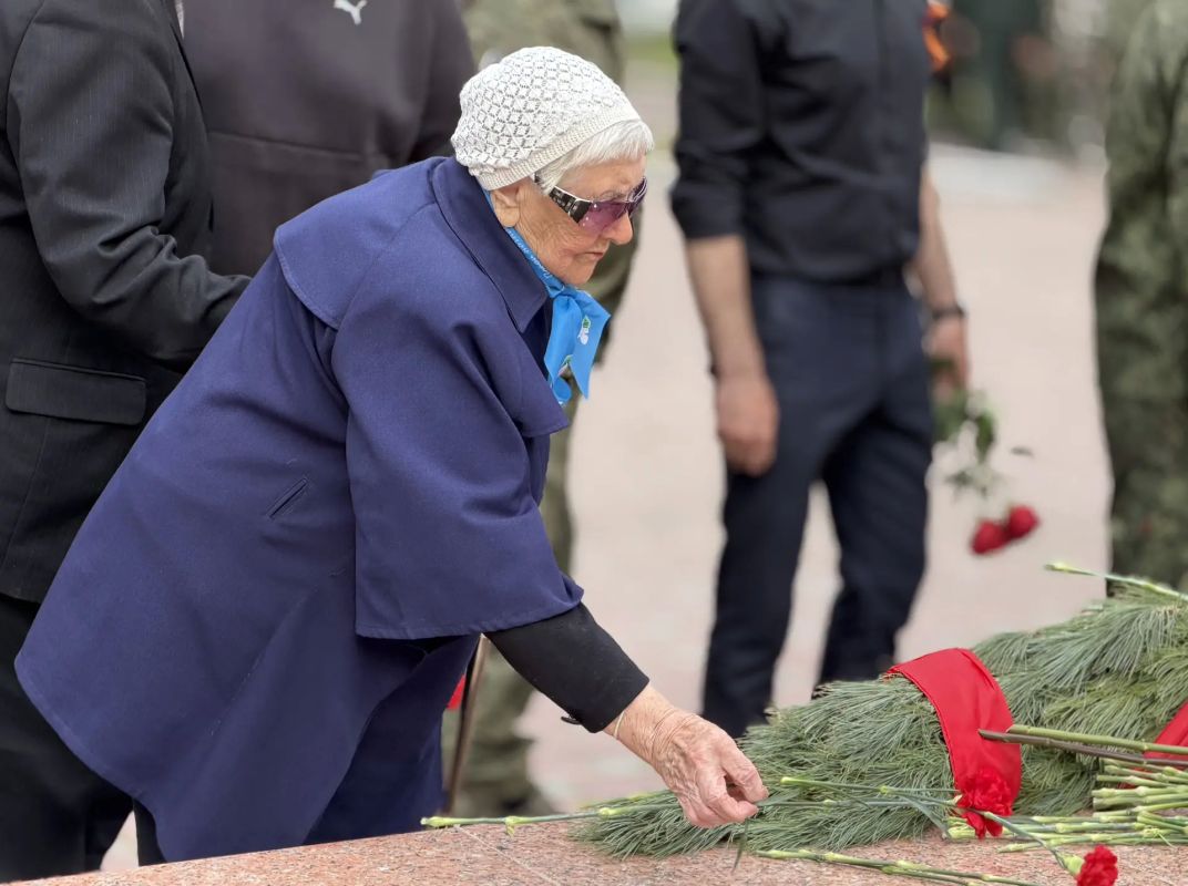 22 июня в Магадане полицейские и общественники возложили цветы к монументу «Узел памяти» 22 июня в Магадане полицейские и общественники возложили цветы к монументу «Узел памяти»