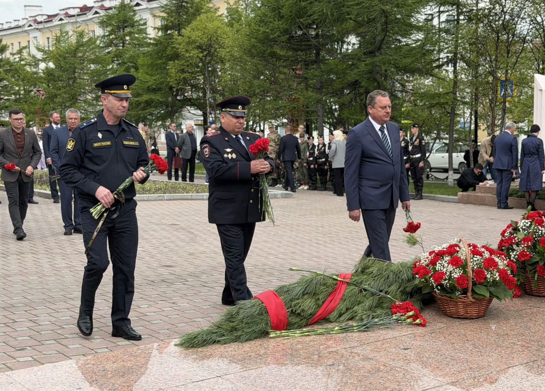 22 июня в Магадане полицейские и общественники возложили цветы к монументу «Узел памяти» 22 июня в Магадане полицейские и общественники возложили цветы к монументу «Узел памяти»