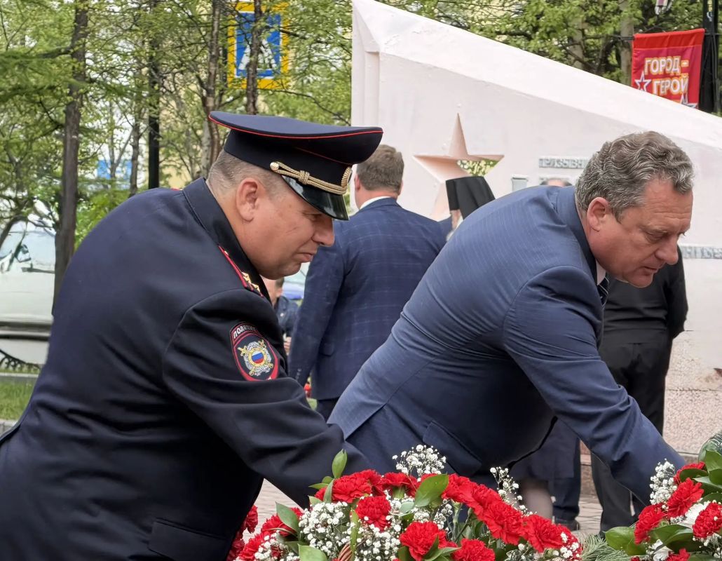22 июня в Магадане полицейские и общественники возложили цветы к монументу «Узел памяти» 22 июня в Магадане полицейские и общественники возложили цветы к монументу «Узел памяти»