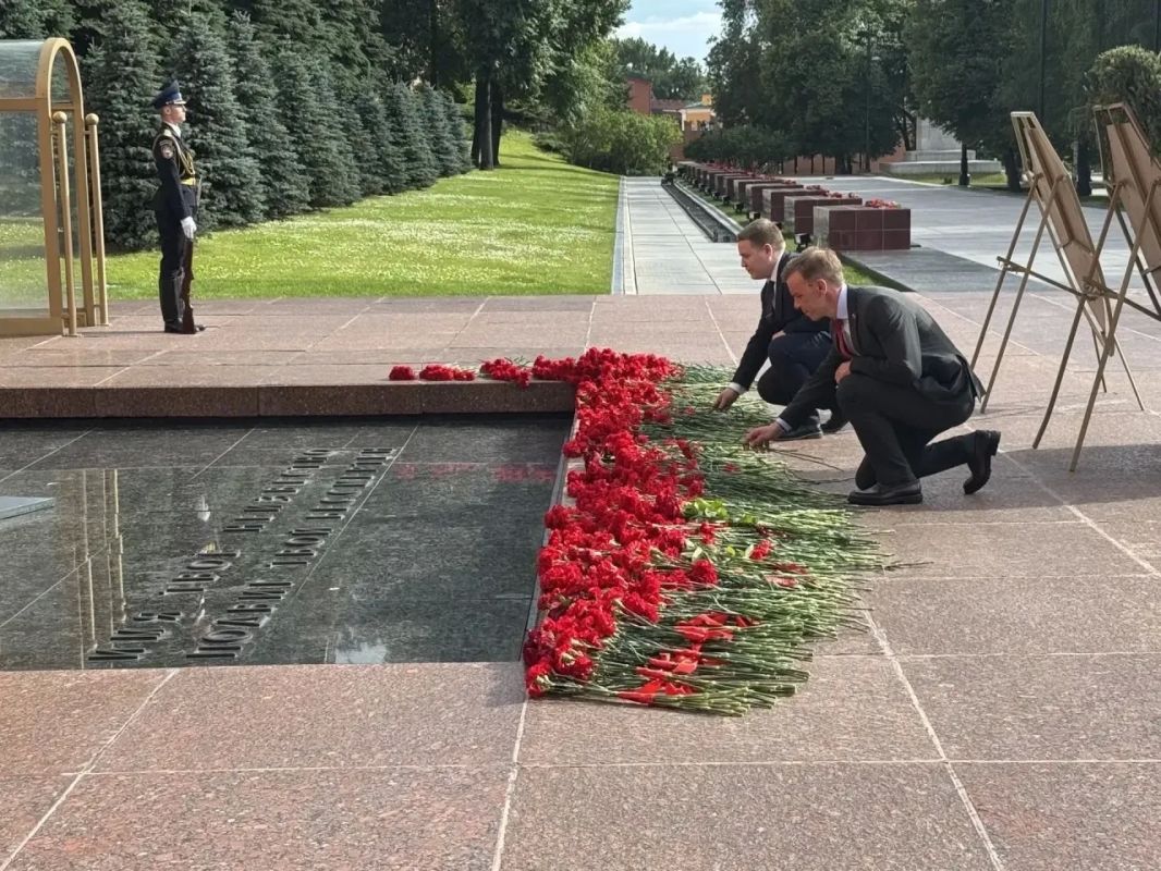 Депутат Магаданской городской Думы Денис Смирнов принял участие в церемонии возложения цветов к Могиле Неизвестного Солдата Депутат Магаданской городской Думы Денис Смирнов принял участие в церемонии возложения цветов к Могиле Неизвестного Солдата