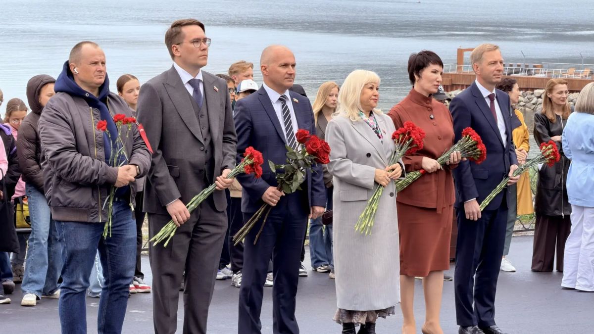 В день 97-й годовщины основания Магадана депутаты городской Думы возложили цветы к монументу «Магадан — город трудовой доблести» и скульптурной композиции «Пионерам освоения Колымы и Чукотки» В день 97-й годовщины основания Магадана депутаты городской Думы возложили цветы к монументу «Магадан — город трудовой доблести» и скульптурной композиции «Пионерам освоения Колымы и Чукотки»