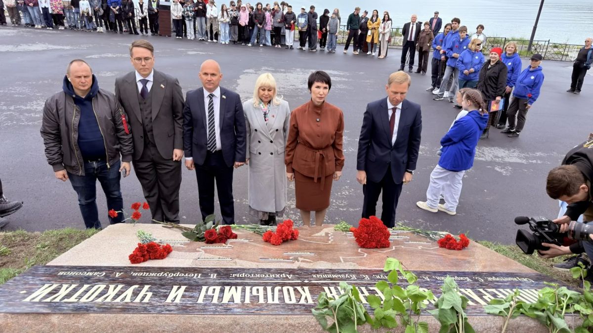 В день 97-й годовщины основания Магадана депутаты городской Думы возложили цветы к монументу «Магадан — город трудовой доблести» и скульптурной композиции «Пионерам освоения Колымы и Чукотки» В день 97-й годовщины основания Магадана депутаты городской Думы возложили цветы к монументу «Магадан — город трудовой доблести» и скульптурной композиции «Пионерам освоения Колымы и Чукотки»