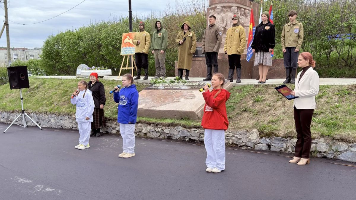 В день 97-й годовщины основания Магадана депутаты городской Думы возложили цветы к монументу «Магадан — город трудовой доблести» и скульптурной композиции «Пионерам освоения Колымы и Чукотки» В день 97-й годовщины основания Магадана депутаты городской Думы возложили цветы к монументу «Магадан — город трудовой доблести» и скульптурной композиции «Пионерам освоения Колымы и Чукотки»