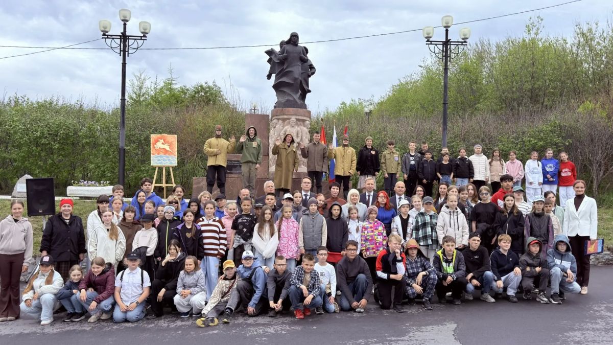 В день 97-й годовщины основания Магадана депутаты городской Думы возложили цветы к монументу «Магадан — город трудовой доблести» и скульптурной композиции «Пионерам освоения Колымы и Чукотки» В день 97-й годовщины основания Магадана депутаты городской Думы возложили цветы к монументу «Магадан — город трудовой доблести» и скульптурной композиции «Пионерам освоения Колымы и Чукотки»