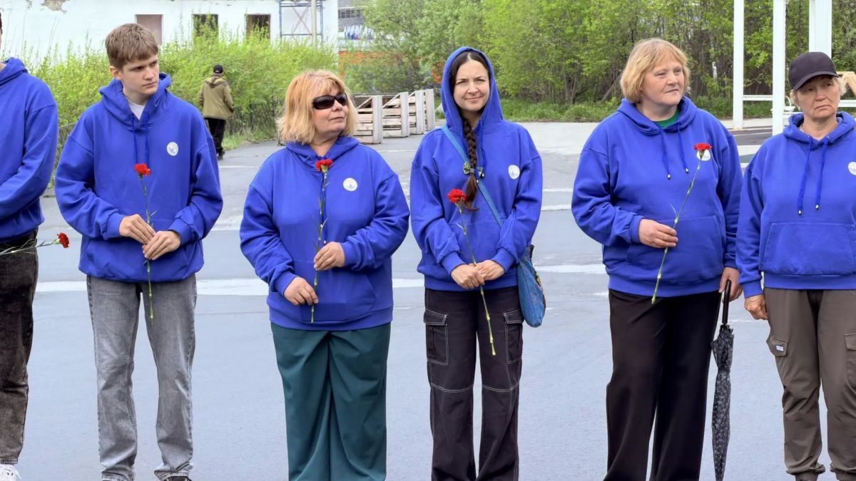 В день 97-й годовщины основания Магадана депутаты городской Думы возложили цветы к монументу «Магадан — город трудовой доблести» и скульптурной композиции «Пионерам освоения Колымы и Чукотки» В день 97-й годовщины основания Магадана депутаты городской Думы возложили цветы к монументу «Магадан — город трудовой доблести» и скульптурной композиции «Пионерам освоения Колымы и Чукотки»