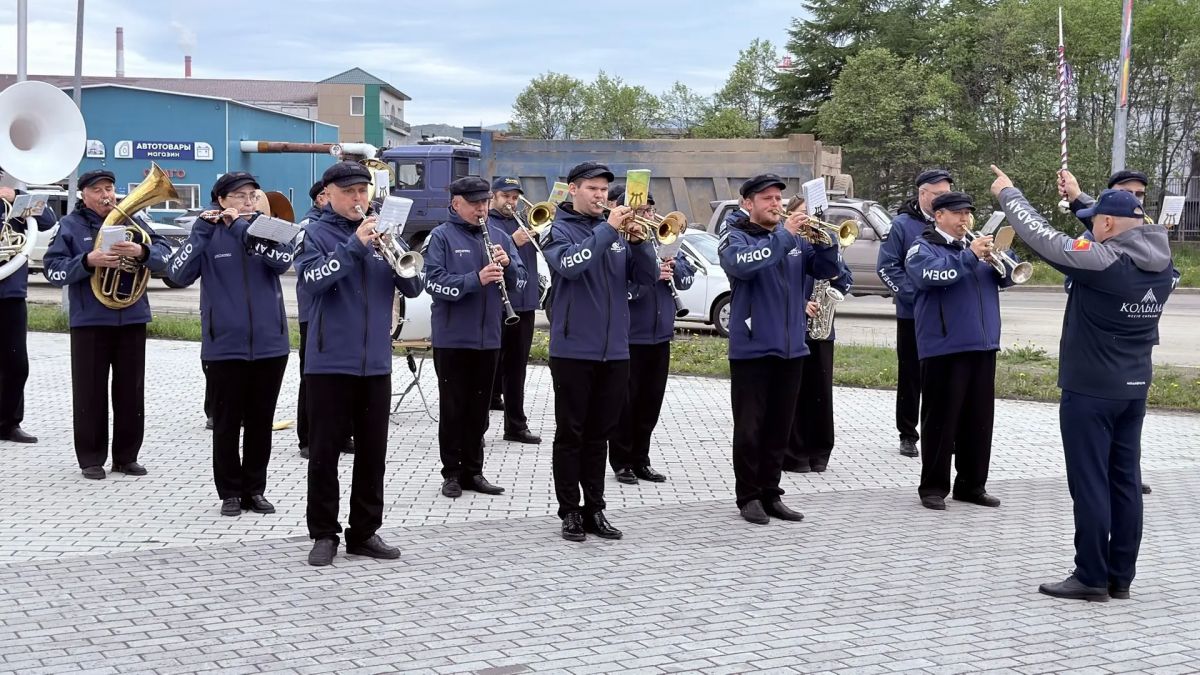 В день 97-й годовщины основания Магадана депутаты городской Думы возложили цветы к монументу «Магадан — город трудовой доблести» и скульптурной композиции «Пионерам освоения Колымы и Чукотки» В день 97-й годовщины основания Магадана депутаты городской Думы возложили цветы к монументу «Магадан — город трудовой доблести» и скульптурной композиции «Пионерам освоения Колымы и Чукотки»