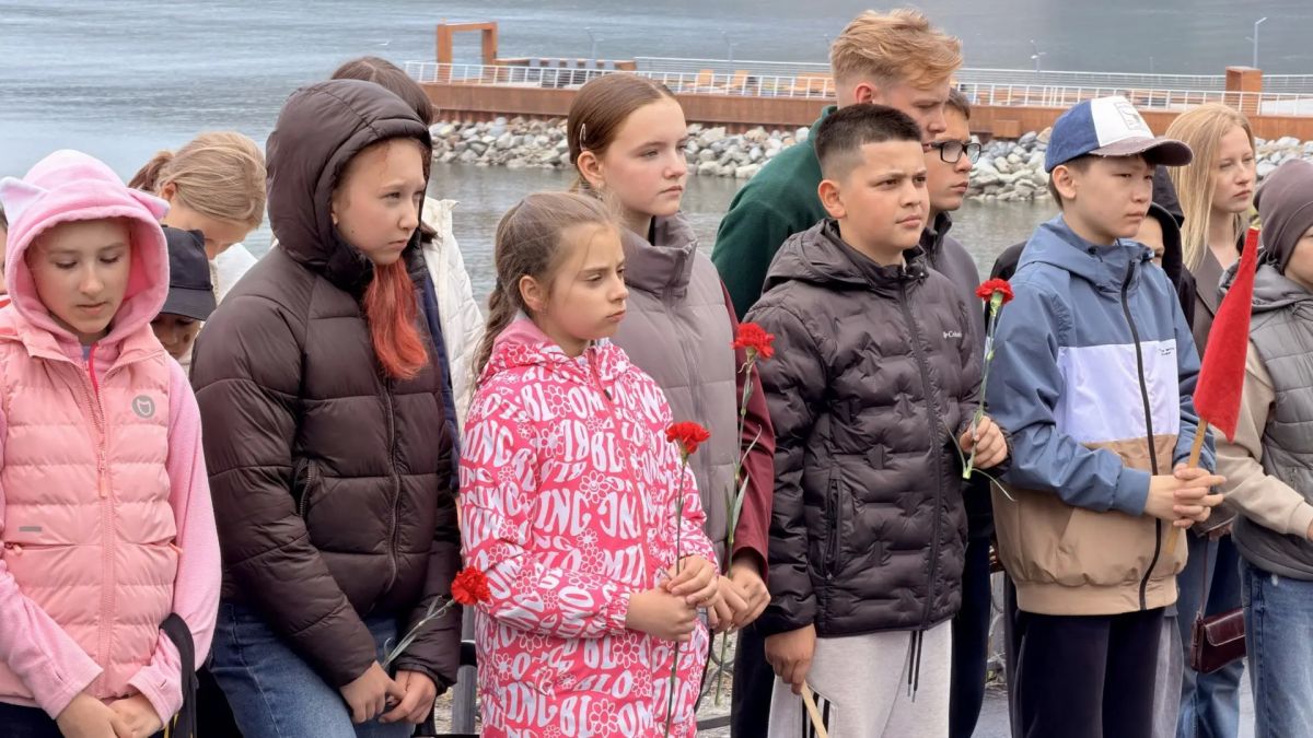 В день 97-й годовщины основания Магадана депутаты городской Думы возложили цветы к монументу «Магадан — город трудовой доблести» и скульптурной композиции «Пионерам освоения Колымы и Чукотки» В день 97-й годовщины основания Магадана депутаты городской Думы возложили цветы к монументу «Магадан — город трудовой доблести» и скульптурной композиции «Пионерам освоения Колымы и Чукотки»