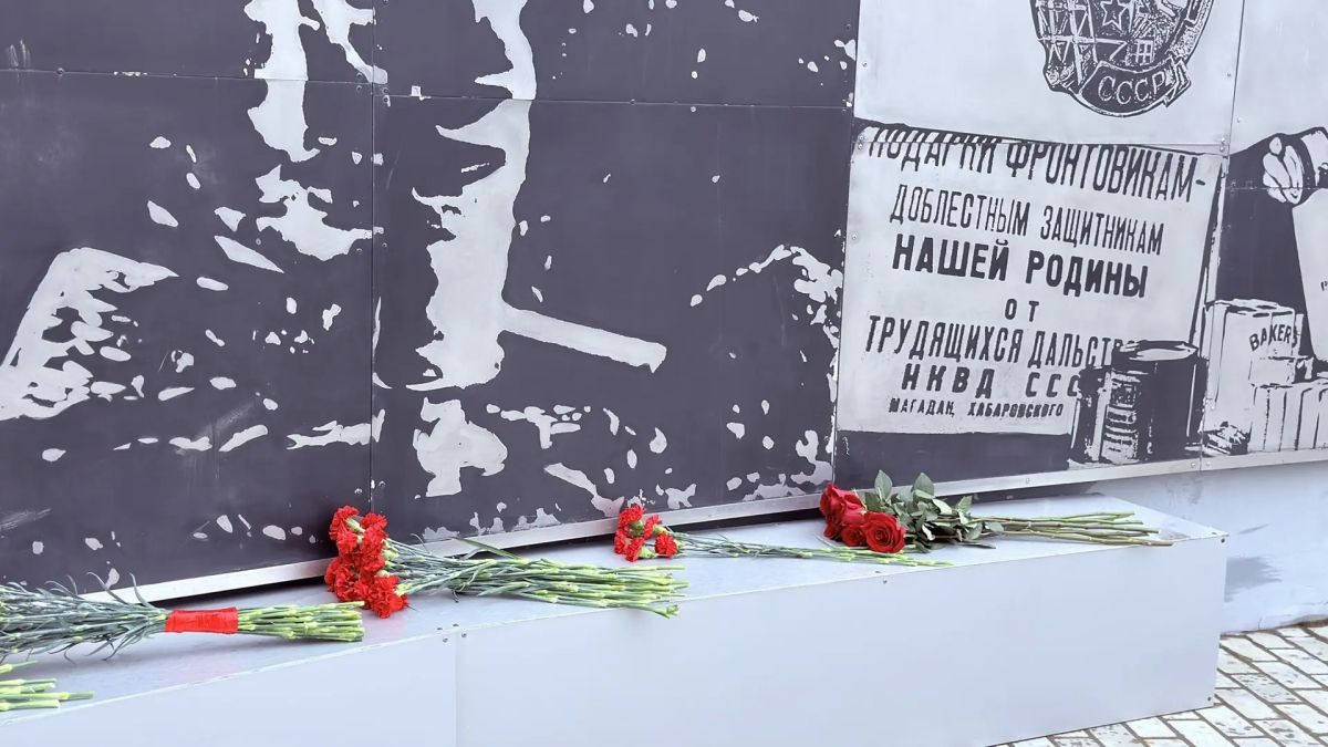 В день 97-й годовщины основания Магадана депутаты городской Думы возложили цветы к монументу «Магадан — город трудовой доблести» и скульптурной композиции «Пионерам освоения Колымы и Чукотки» В день 97-й годовщины основания Магадана депутаты городской Думы возложили цветы к монументу «Магадан — город трудовой доблести» и скульптурной композиции «Пионерам освоения Колымы и Чукотки»