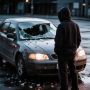 Разбил лобовое, оторвал рычаг: в Магадане полицейские установили 18-летнего «крушителя» иномарок
