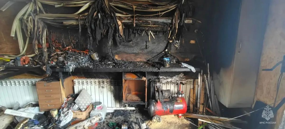 Магаданские огнеборцы ликвидировали возгорание частного гаража Магаданские огнеборцы ликвидировали возгорание частного гаража