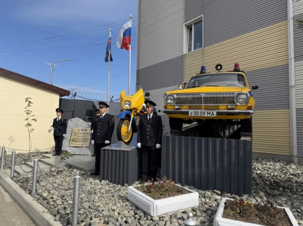Памятник патрульному мотоциклу «Урал» открыли в Магадане Памятник патрульному мотоциклу «Урал» открыли в Магадане
