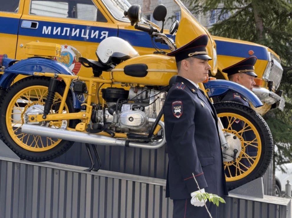 Памятник патрульному мотоциклу «Урал» открыли в Магадане Памятник патрульному мотоциклу «Урал» открыли в Магадане