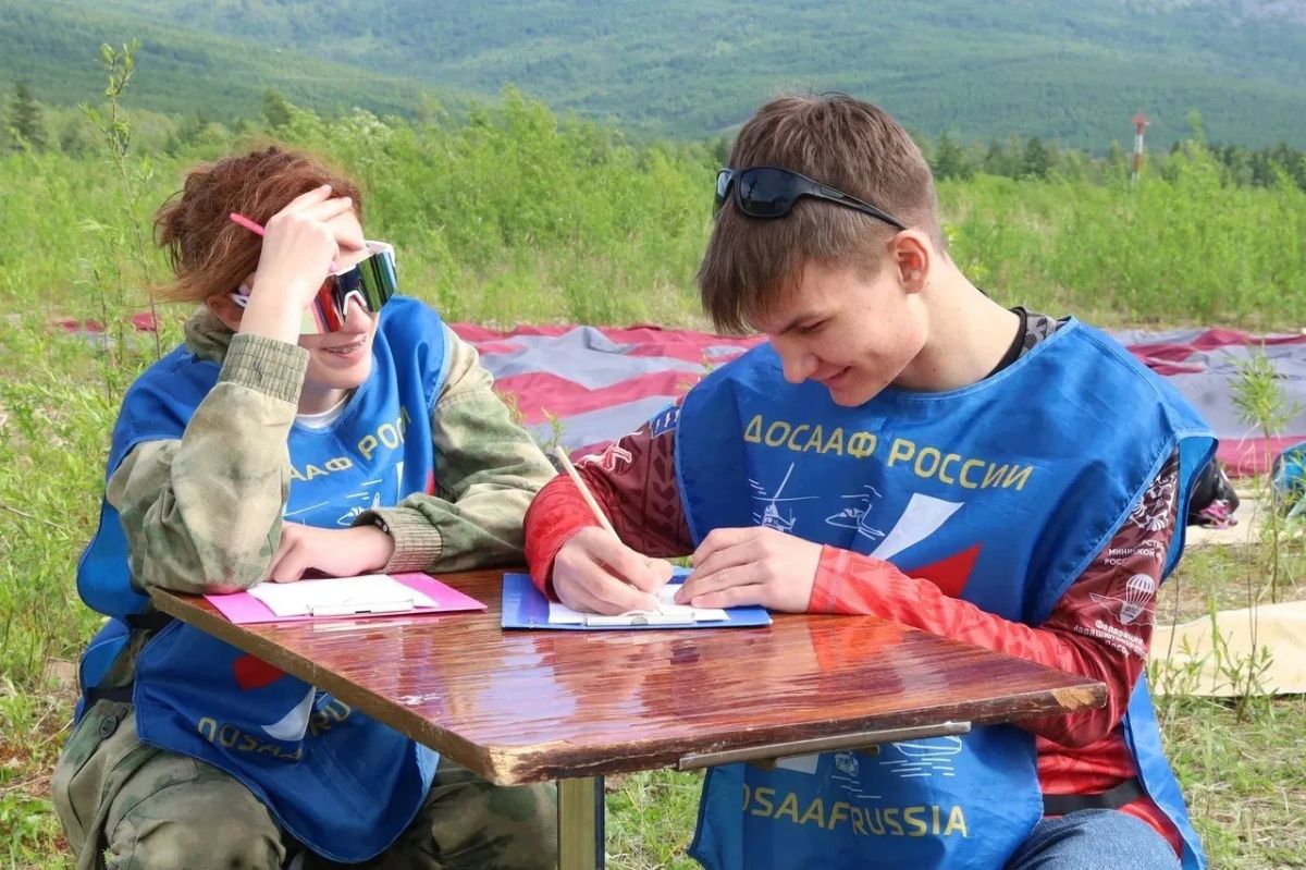 Парашютисты показали мастерство полета и меткого приземления в Магаданской области Парашютисты показали мастерство полета и меткого приземления в Магаданской области