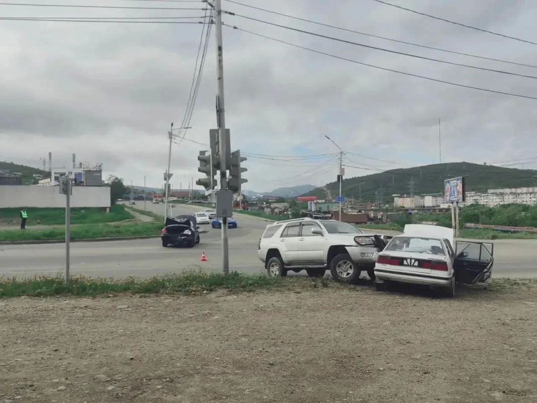 Взрослые и ребенок пострадали в ДТП с тремя Тойотами в Магадане Взрослые и ребенок пострадали в ДТП с тремя Тойотами в Магадане