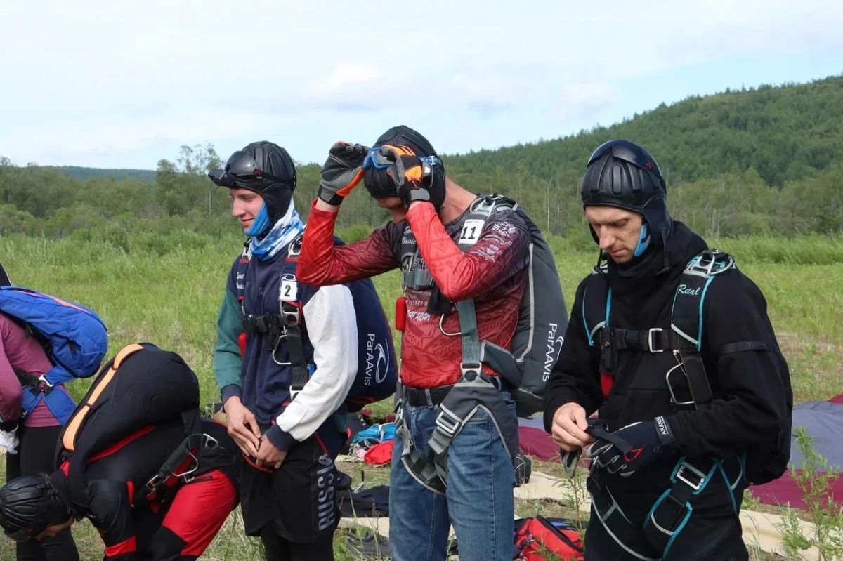 Парашютисты показали мастерство полета и меткого приземления в Магаданской области Парашютисты показали мастерство полета и меткого приземления в Магаданской области