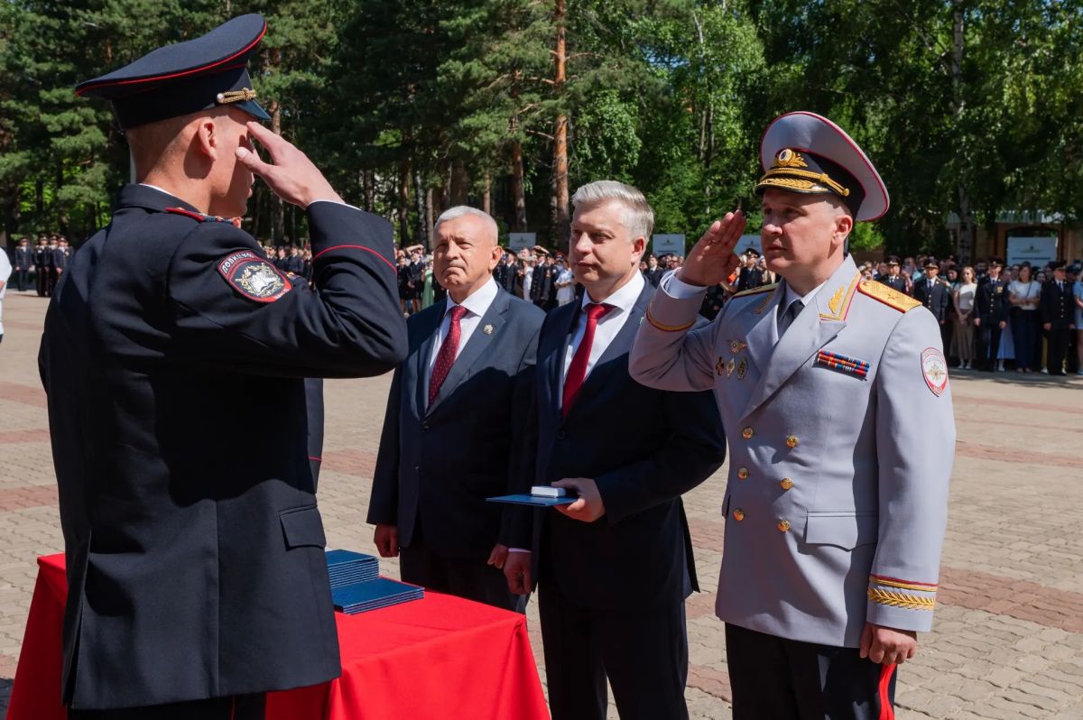 Начальник УМВД России по Магаданской области Дмитрий Князев принял участие в церемонии выпуска специалистов Дальневосточного юридического института МВД России имени И.Ф. Шилова Начальник УМВД России по Магаданской области Дмитрий Князев принял участие в церемонии выпуска специалистов Дальневосточного юридического института МВД России имени И.Ф. Шилова