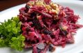 Очарование свеклы: новый взгляд на любимый салат с орехами и сыром