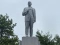 Самокатчики повредили памятник Ленину в поселке Ола на Колыме