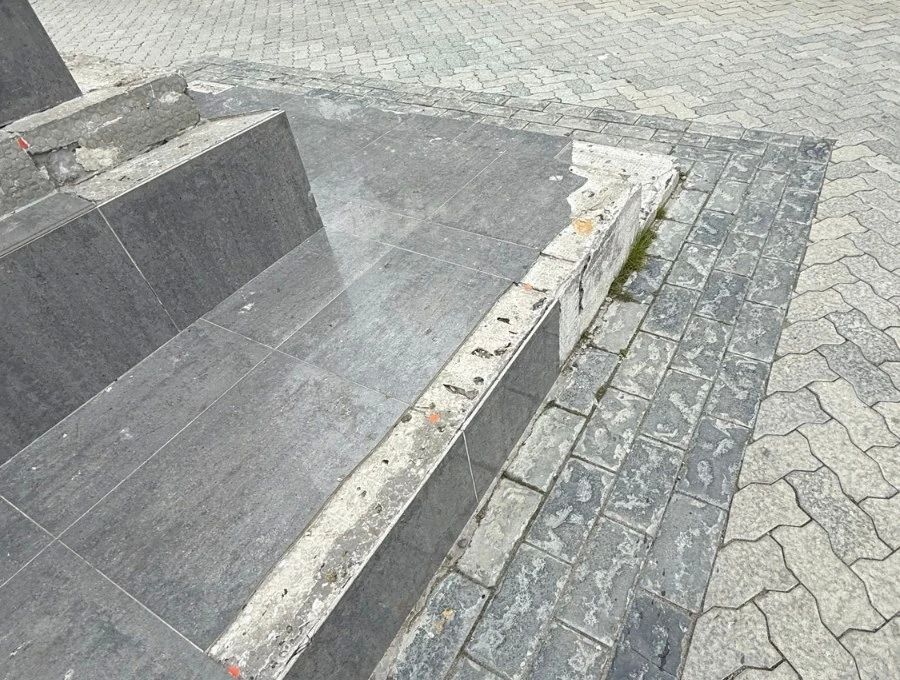 Самокатчики повредили памятник Ленину в поселке Ола на Колыме Самокатчики повредили памятник Ленину в поселке Ола на Колыме