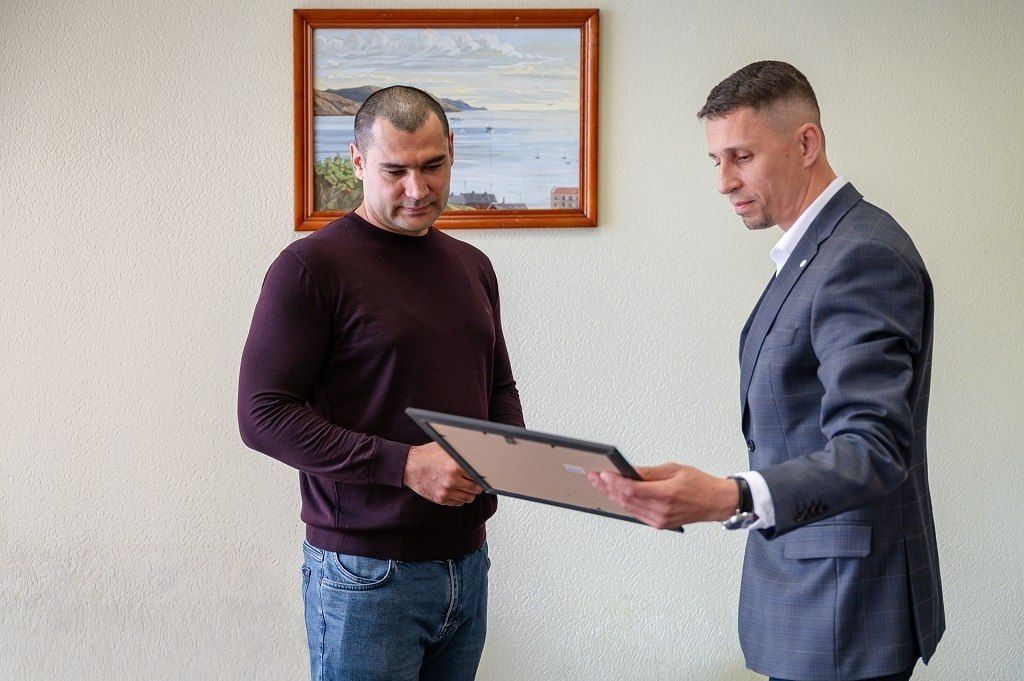 Благодарственное письмо за подписью командира 2-й гвардейской мотострелковой дивизии (Таманской) Новопсковского района Луганской Народной Республики Андрея Кончакова, а также медаль «За содействие в СВО» вручил магаданцу... Благодарственное письмо за подписью командира 2-й гвардейской мотострелковой дивизии (Таманской) Новопсковского района Луганской Народной Республики Андрея Кончакова, а также медаль «За содействие в СВО» вручил магаданцу...