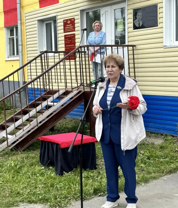 В поселке Ола открыли мемориальную доску памяти Героя России Ивана Кабанова В поселке Ола открыли мемориальную доску памяти Героя России Ивана Кабанова