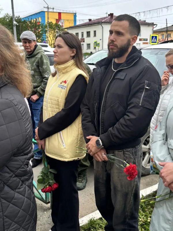 В поселке Ола открыли мемориальную доску памяти Героя России Ивана Кабанова В поселке Ола открыли мемориальную доску памяти Героя России Ивана Кабанова
