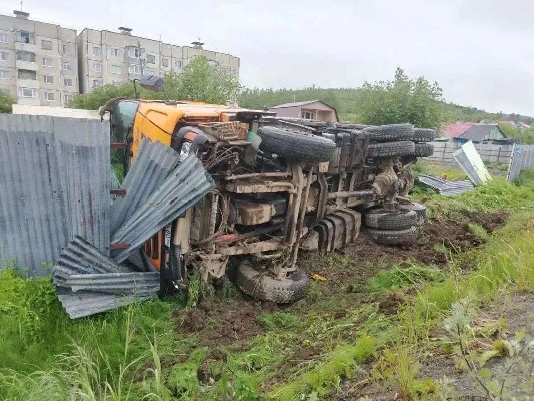 Госавтоинспекторы устанавливают обстоятельства ДТП с большегрузом на Колымской трассе Госавтоинспекторы устанавливают обстоятельства ДТП с большегрузом на Колымской трассе