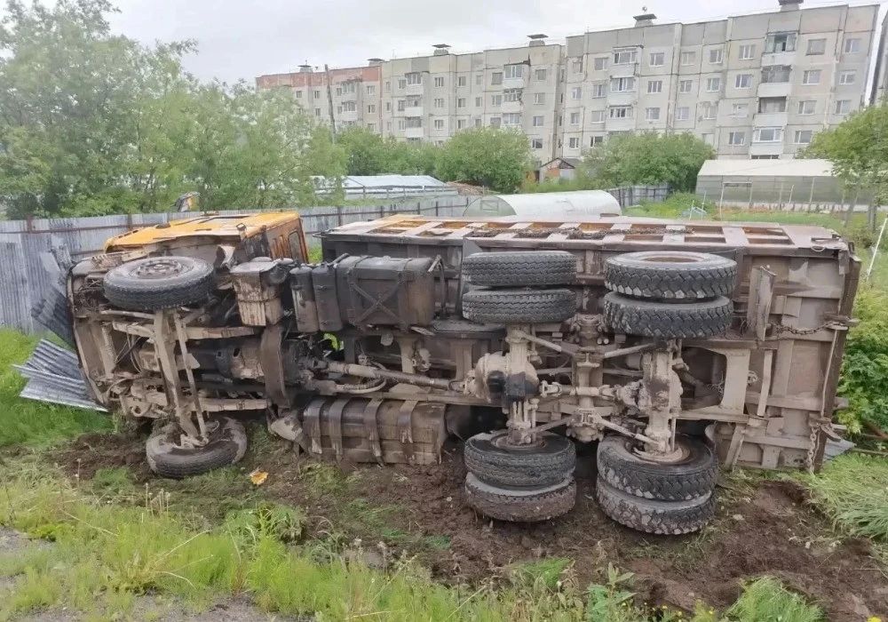 Грузовик слетел с дороги и перевернулся на Колымской трассе Грузовик слетел с дороги и перевернулся на Колымской трассе