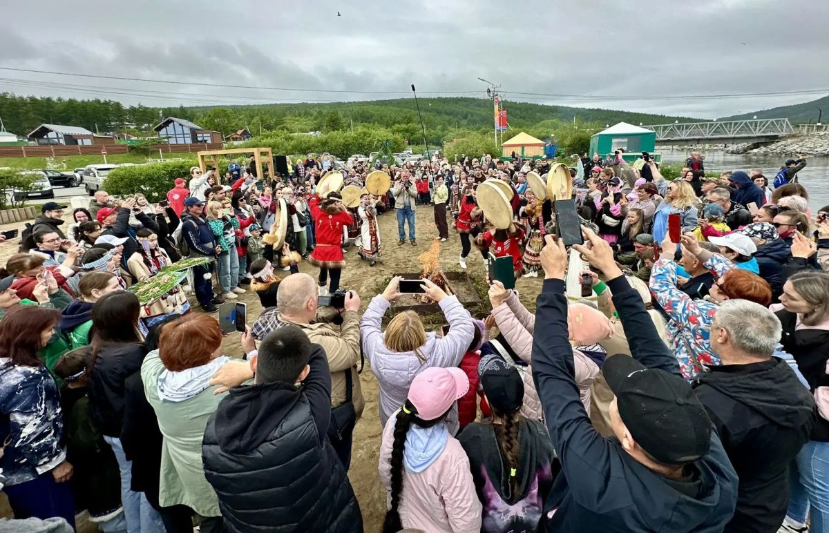 Там, где волны Охотского моря шепчут древние легенды, в прошлую субботу ожила история: на берегу встретили праздник первой рыбы — «Бакылдыдяк» Там, где волны Охотского моря шепчут древние легенды, в прошлую субботу ожила история: на берегу встретили праздник первой рыбы — «Бакылдыдяк»