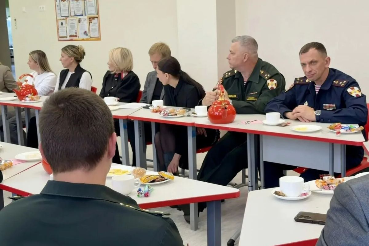 В Магадане росгвардейцы поздравили подшефных кадет с блестящей победой в "Зарнице 2.0" В Магадане росгвардейцы поздравили подшефных кадет с блестящей победой в "Зарнице 2.0"