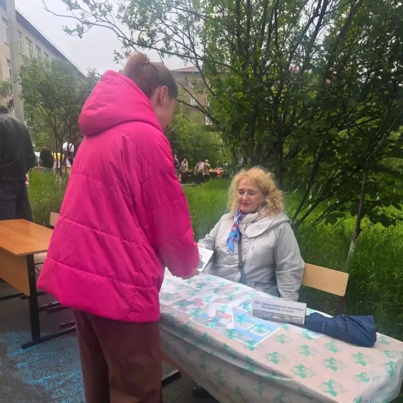 В рамках общегородской акции «Дни микрорайонов», прошедшей под девизом «Магадан — наш общий дом!», Кадровый центр «Работа России» организовал мобильную площадку В рамках общегородской акции «Дни микрорайонов», прошедшей под девизом «Магадан — наш общий дом!», Кадровый центр «Работа России» организовал мобильную площадку