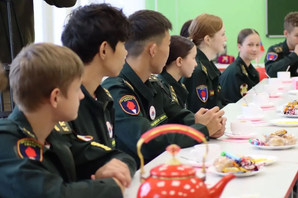 В Магадане росгвардейцы поздравили подшефных кадет с блестящей победой в "Зарнице 2.0" В Магадане росгвардейцы поздравили подшефных кадет с блестящей победой в "Зарнице 2.0"