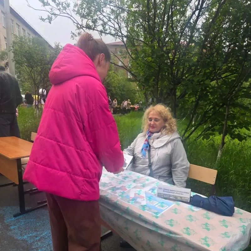 В рамках общегородской акции «Дни микрорайонов», прошедшей под девизом «Магадан — наш общий дом!», Кадровый центр «Работа России» организовал мобильную площадку В рамках общегородской акции «Дни микрорайонов», прошедшей под девизом «Магадан — наш общий дом!», Кадровый центр «Работа России» организовал мобильную площадку